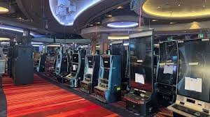 Studio Evolution Gaming dengan dealer profesional dan kamera multi-sudut